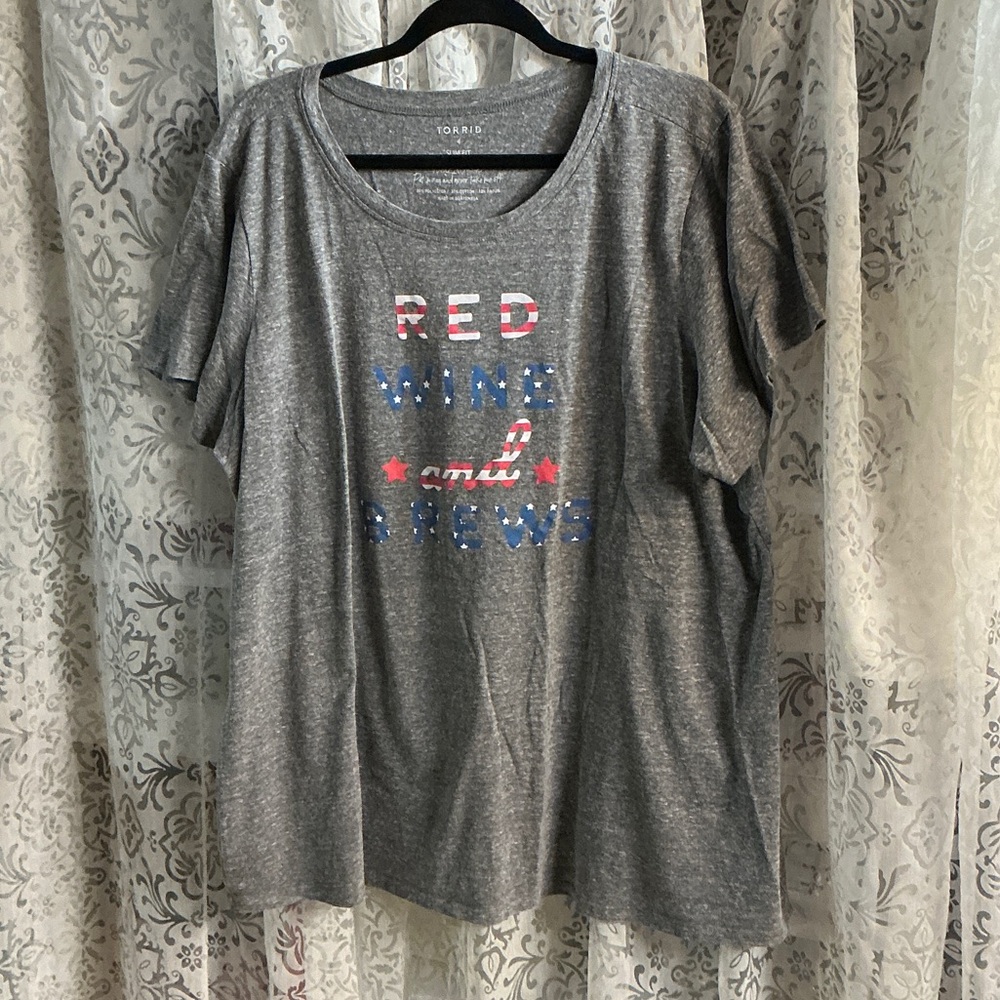 ❤️ Torrid Slim Fit Tee Patriotic “Red Wine and Brews”